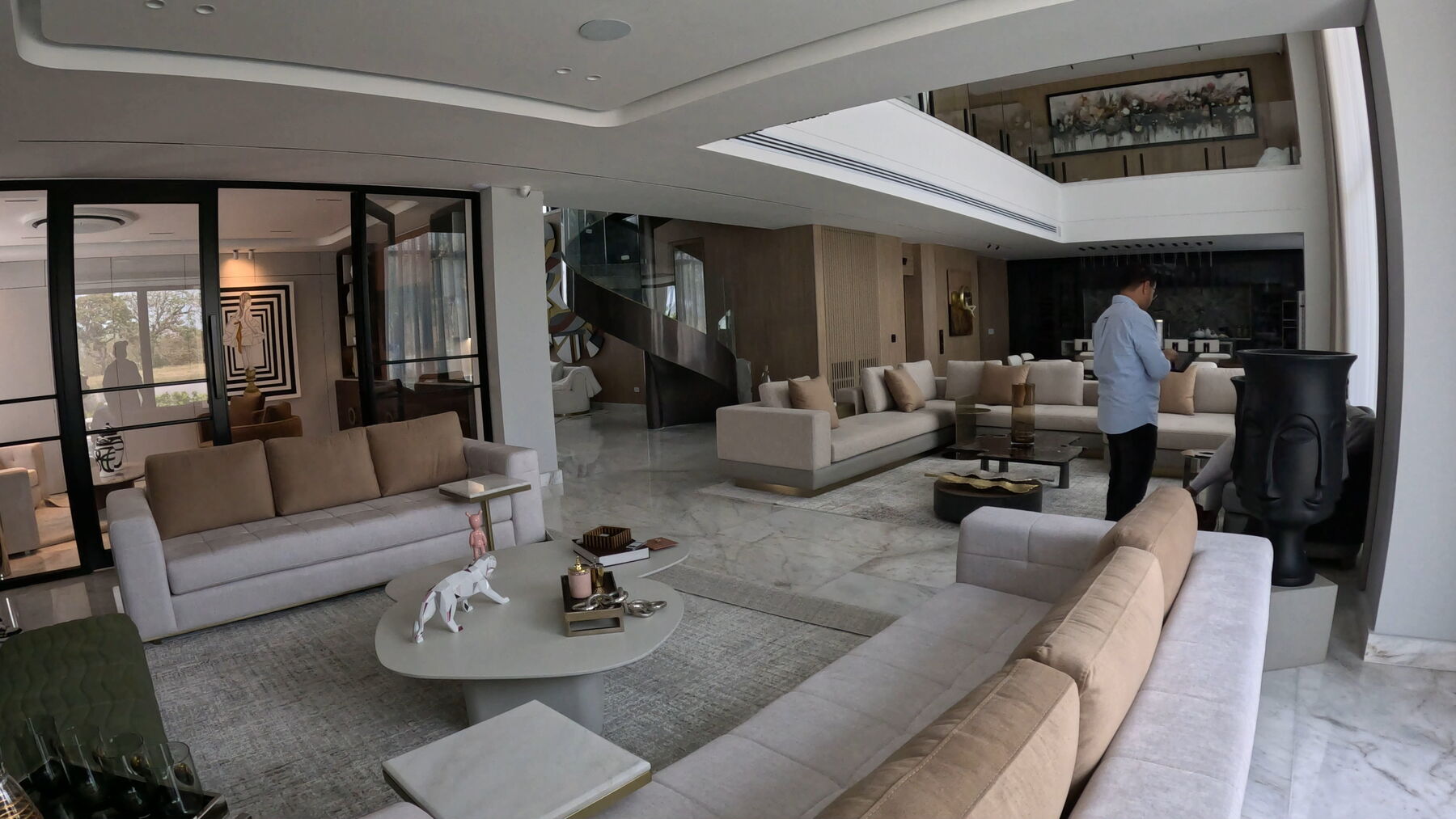 Sala de vivienda de lujo con automatización y audio integrado por Biosystem