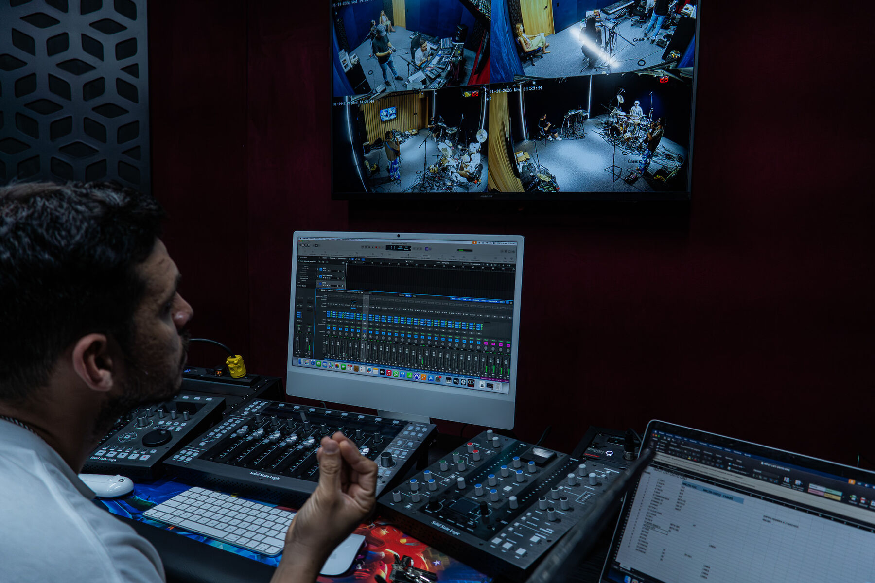 Estudio de grabación y producción audiovisual en Fábrica de Cultura, Barranquilla, integrado por Biosystem