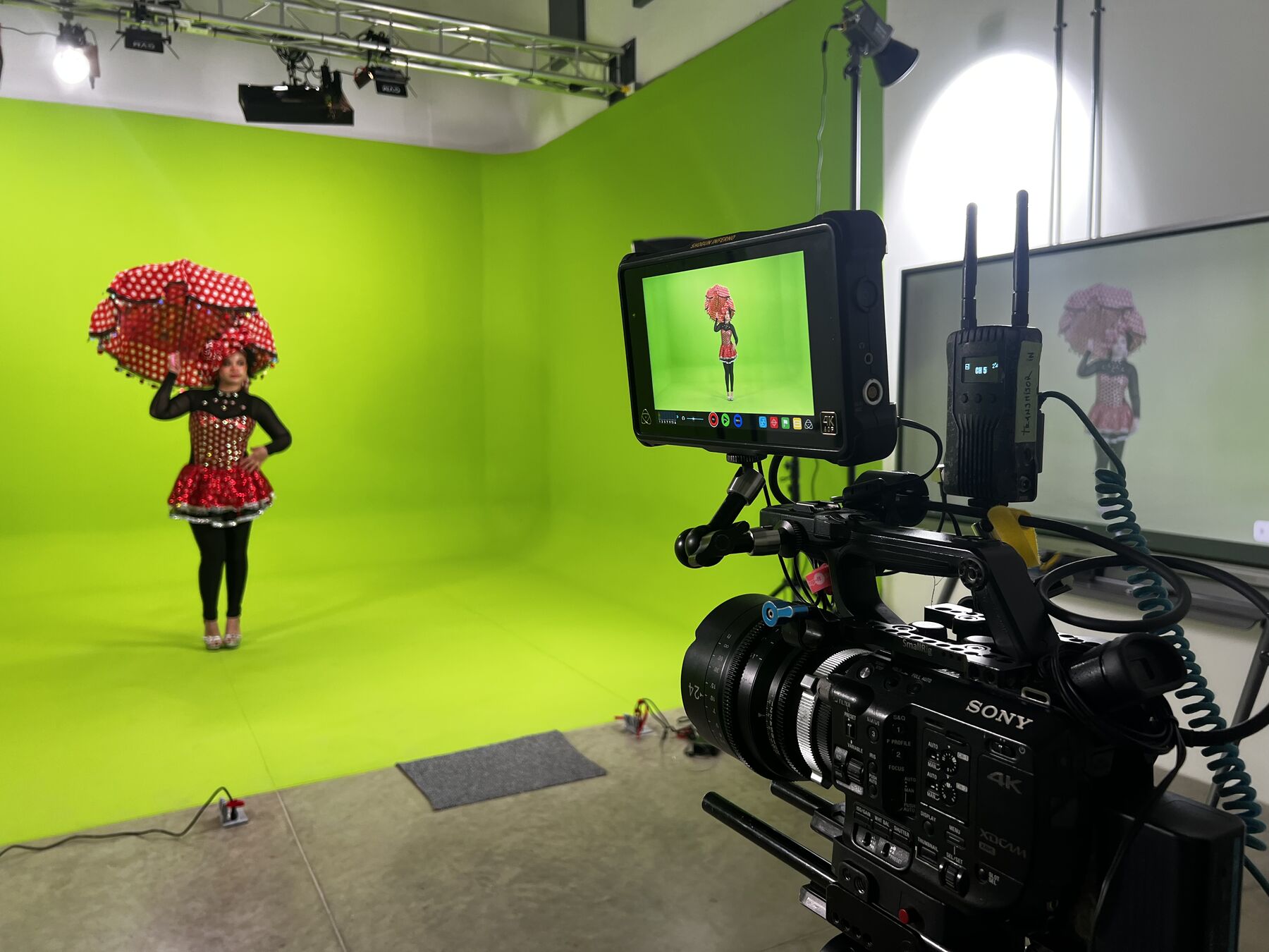 Set de televisión con fondo de croma verde y rig de cámara integrado por Biosystem