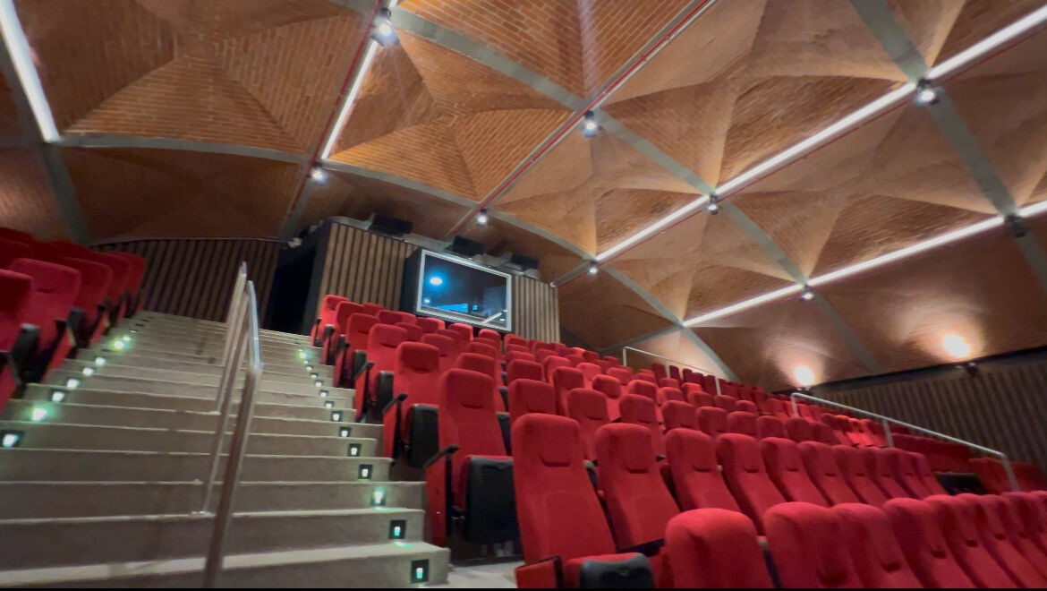 Auditorio con sistema de sonido, iluminación y proyección integrado por Biosystem Technology