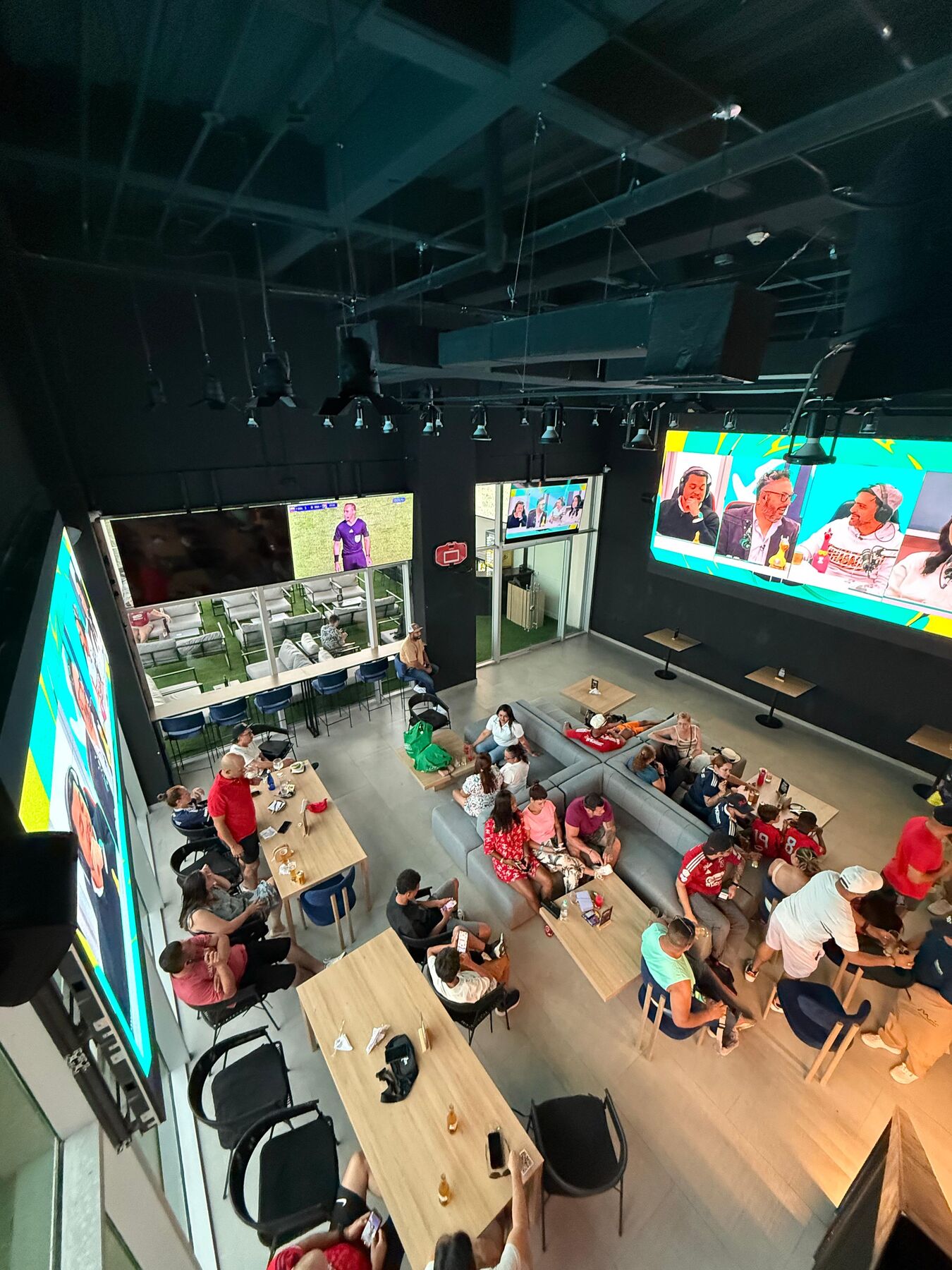 Sala con video wall y múltiples pantallas integradas por Biosystem para espacio corporativo