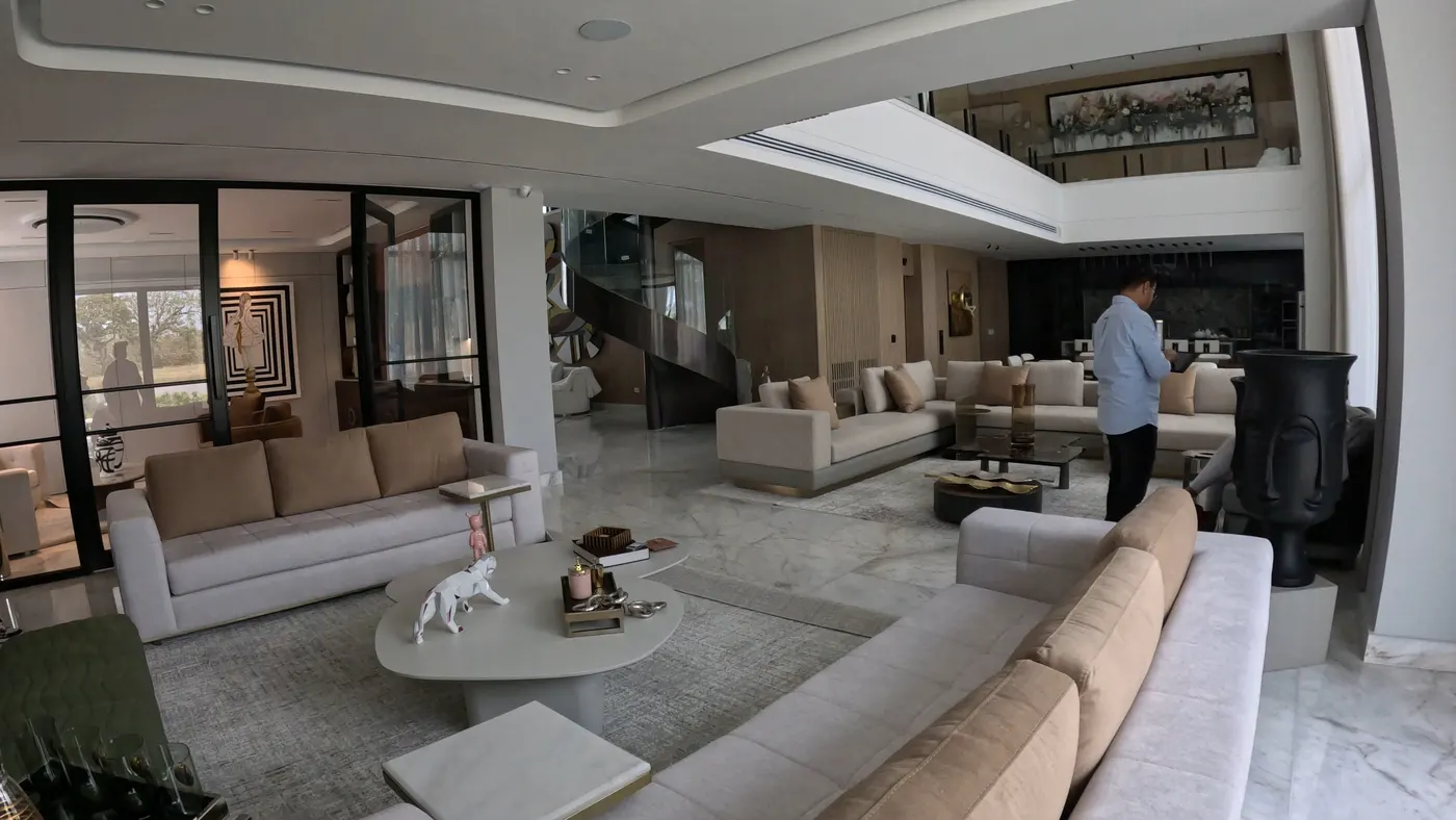 Sala de estar de vivienda de lujo con sistema de audio integrado