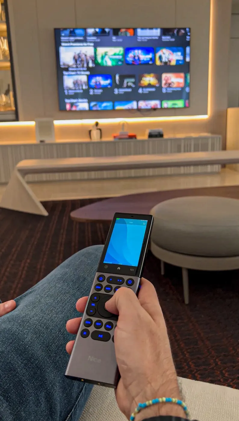 Sala con televisor e iluminación controlada por escenas