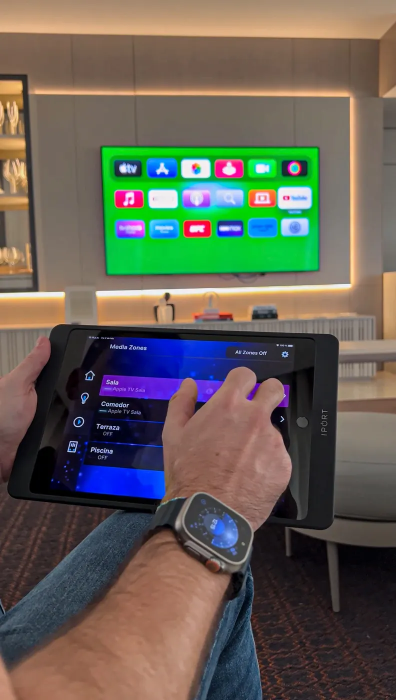 Control de casa inteligente desde tablet con iluminación LED de fondo