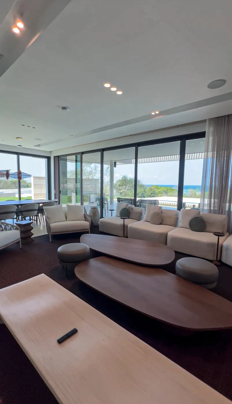 Sala con ventanal y sistema de sonido integrado
