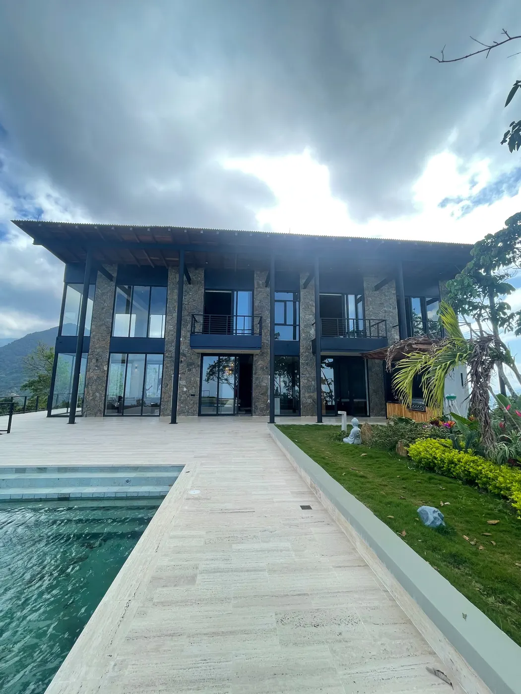 Casa con piscina e iluminación exterior integrada