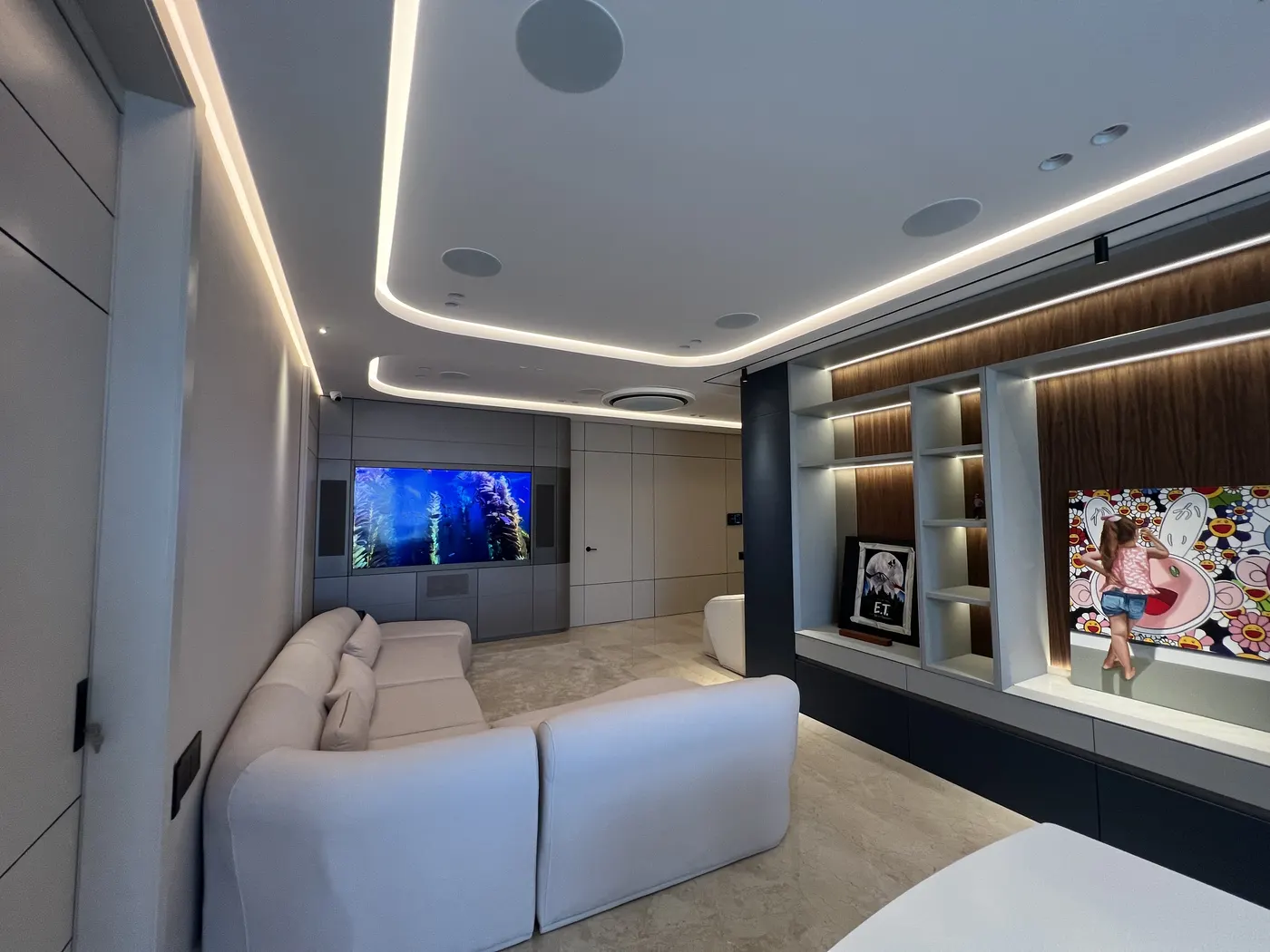 Sala de cine en casa con sofá e iluminación LED