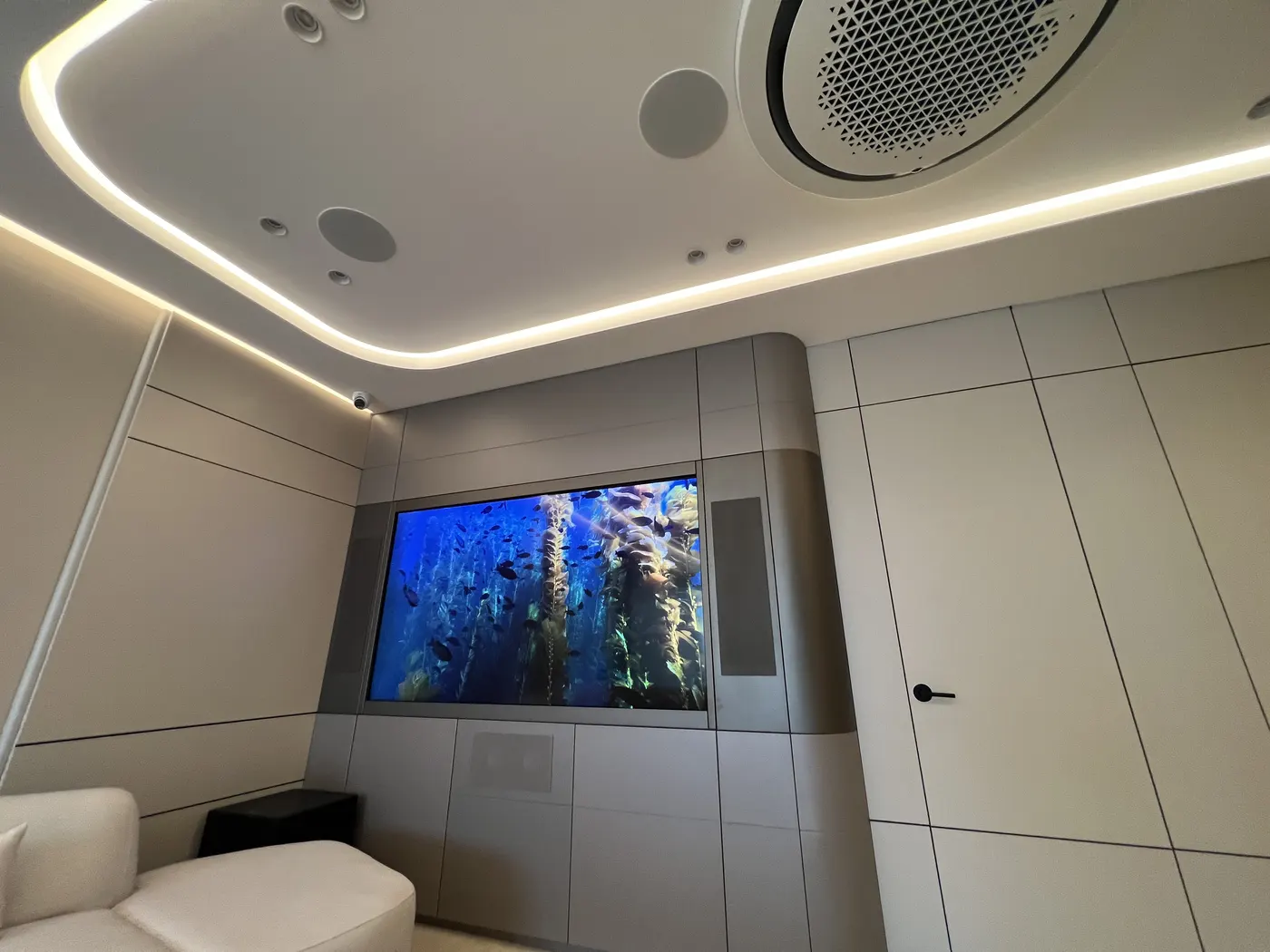 Sala de cine en casa integrada por Biosystem con iluminación LED perimetral