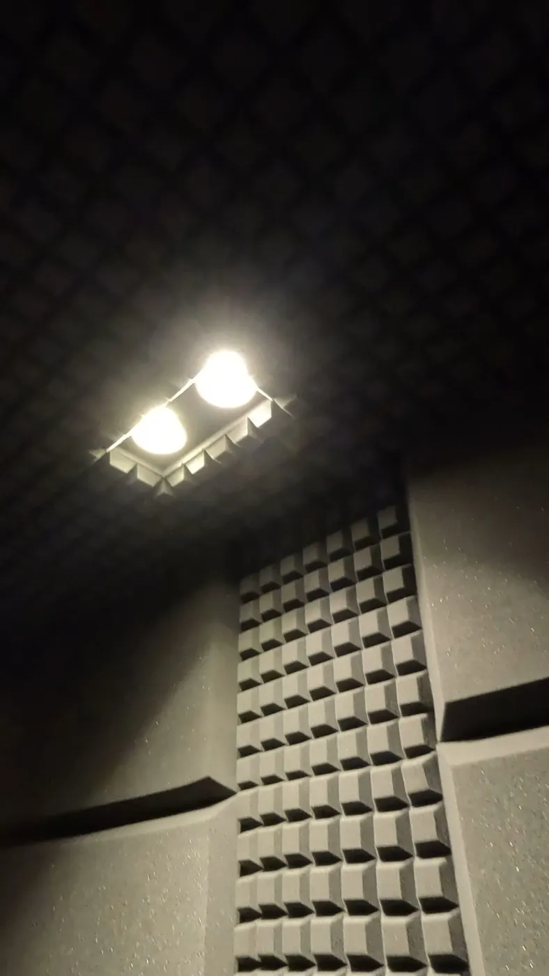 Detalle de paneles acústicos e iluminación en sala de cine