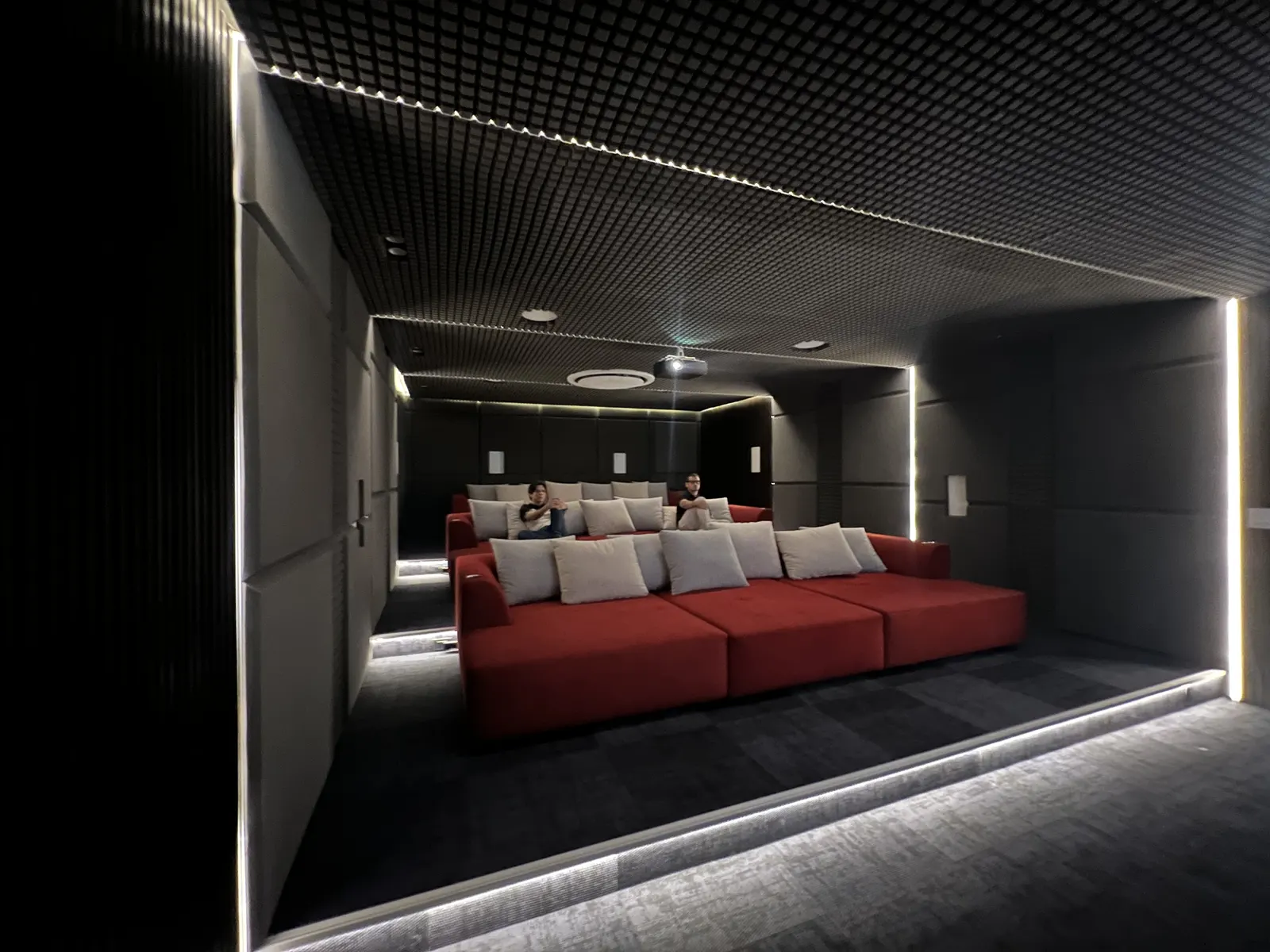 Cine privado: butacas y tiras LED perimetrales en la sala