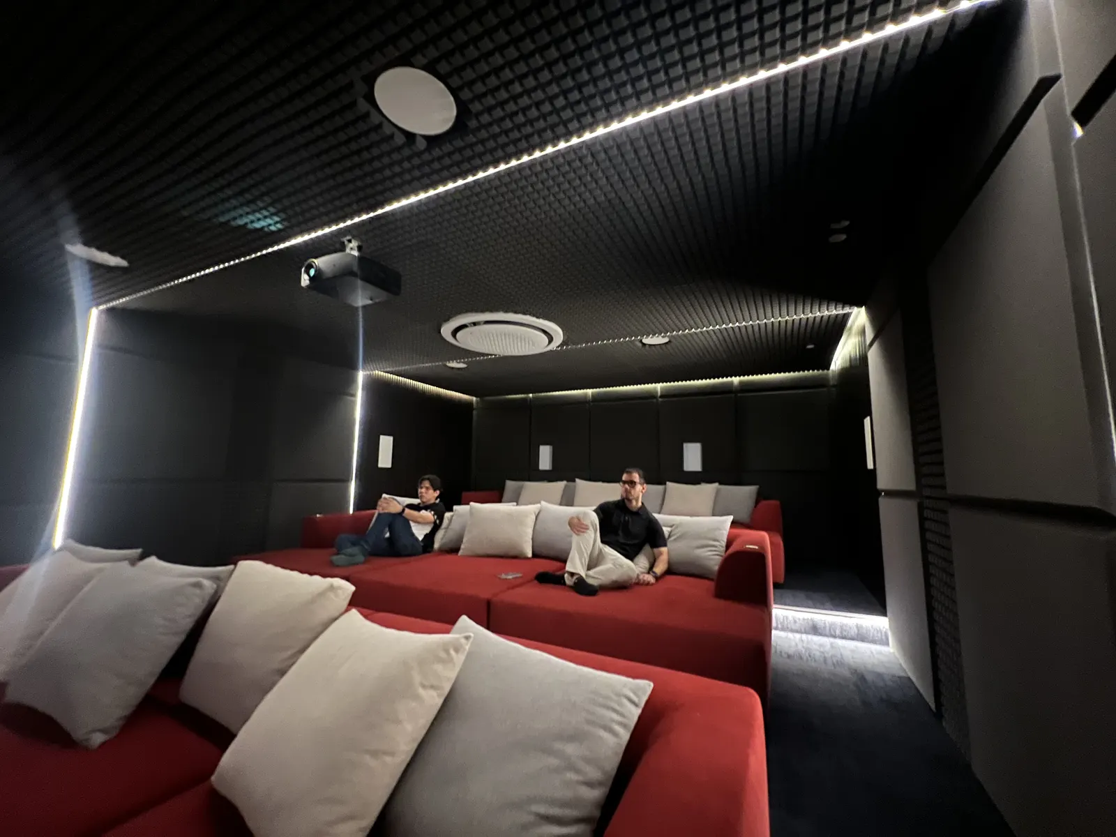 Cine privado con proyector de techo y acústica tratada