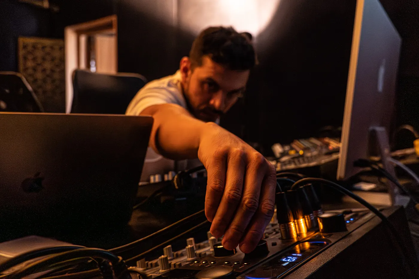 Estudio de grabación profesional con consola y monitores de audio