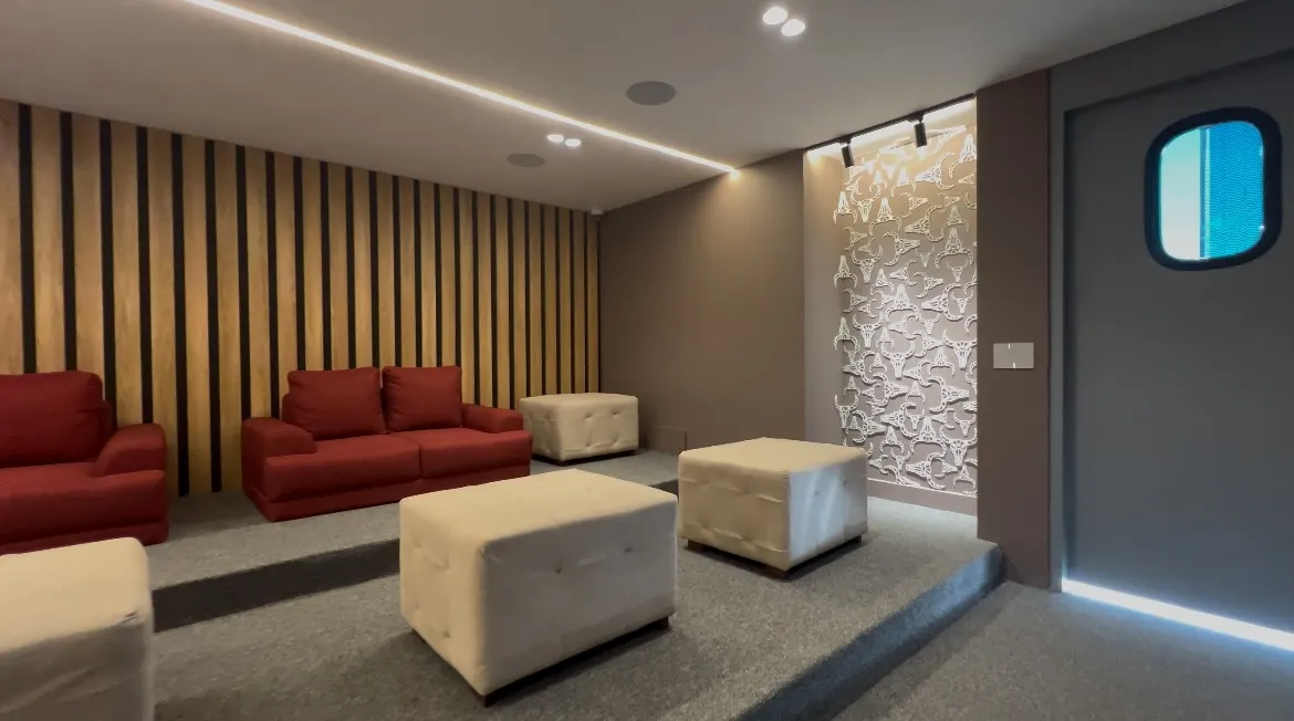 Sala multiusos con iluminación arquitectónica y mobiliario