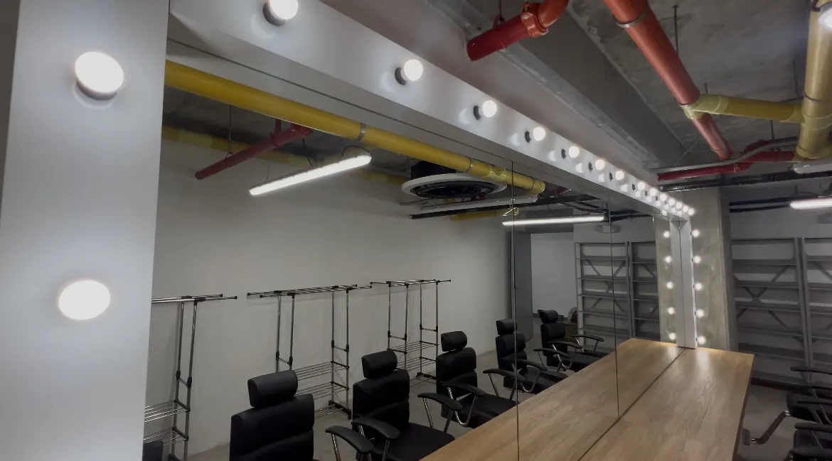 Espacio de trabajo con iluminación lineal y equipos