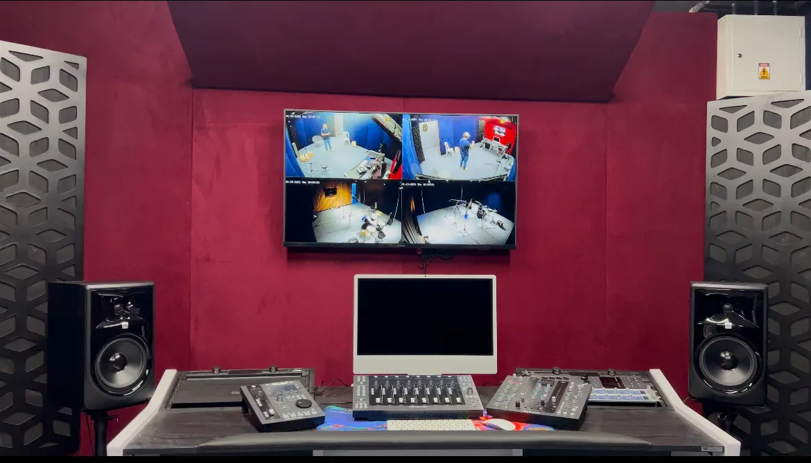 Sala de ensayo musical con instrumentos y tratamiento acústico
