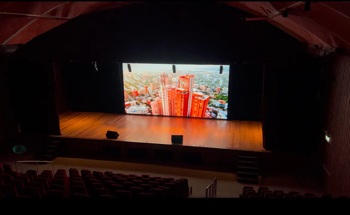 Auditorio con pantalla LED de gran formato y sonido profesional