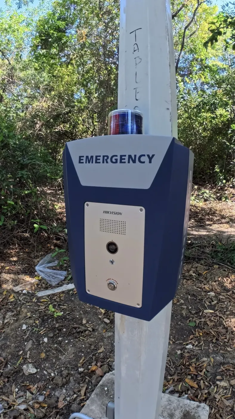 Poste con cámara de seguridad y botón de emergencia en zona exterior